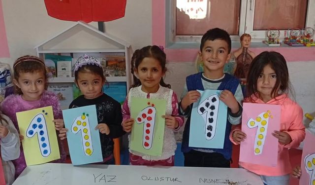 Diyadin’de Minik Öğrencilerden Renkli “1” Etkinliği