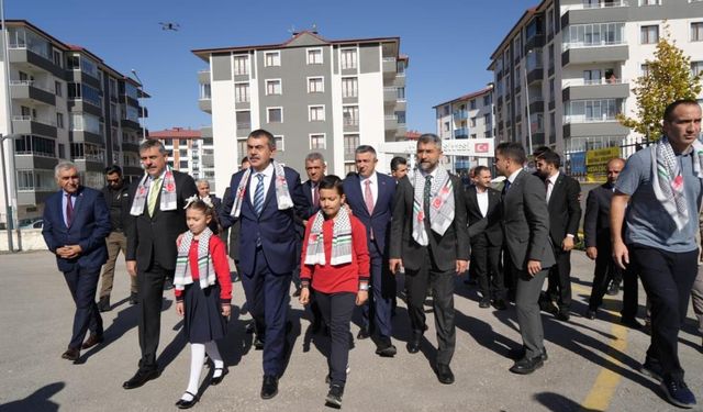 Bakan Tekin: "Bu dünyayı hepimiz için yaşanabilir kılacak bireyler yetiştirmemiz lazım"