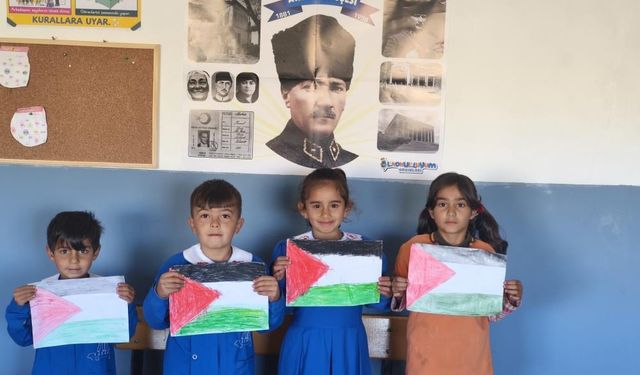 Bir tahta sıra, bir dünya vicdanı: Minik ellerden Filistin’e destek