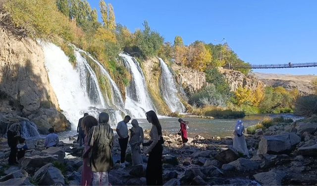 Van’ın Muradiye Şelalesi Sonbaharda Ziyaretçilerini Bekliyor