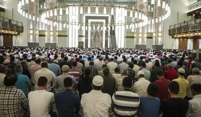 İstanbul İl Milli Eğitim Müdürlüğü’nden Talimat: Liselilere Cuma Namazı İzni