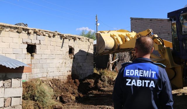 Edremit Belediyesi, ahır yıkımlarına devam ediyor