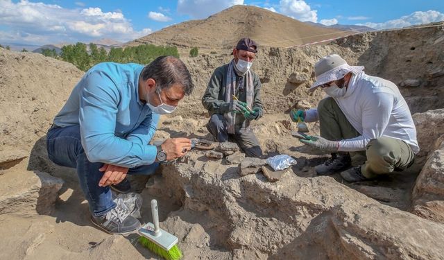 Gürpınar İremir Höyüğü'ndeki İlk Kazılarda Erken Tunç Çağı Kalıntıları Arkeologları Heyecanlandırdı