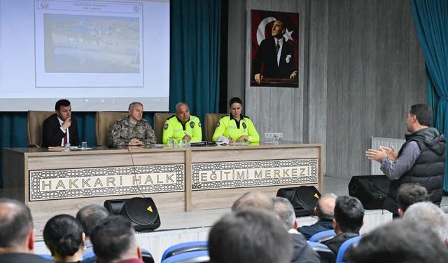 Hakkari Emniyet Müdürü Ayata, Şoförler Odası Üyeleriyle Trafik Güvenliğini Görüştü