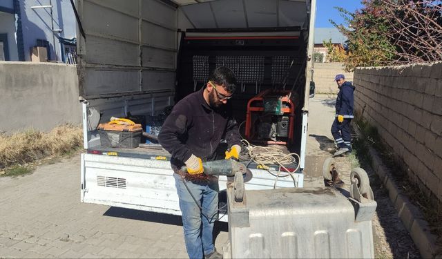 Van Tuşba’da Çöp Konteynerlerinde Bakım ve Onarım Çalışması Sürüyor
