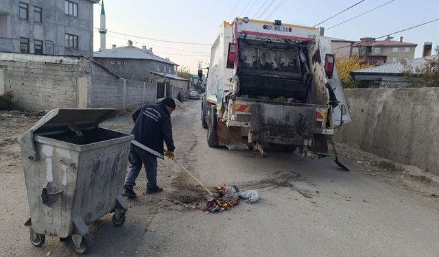 Van Tuşba Belediyesi Ekipleri Mahallelerde Temizliği Sürdürüyor