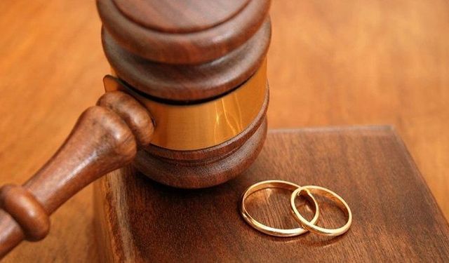 AYM'den Tartışma Yaratan Karar: Boşanıp Aynı Evde Yaşayana Maaş Yok!