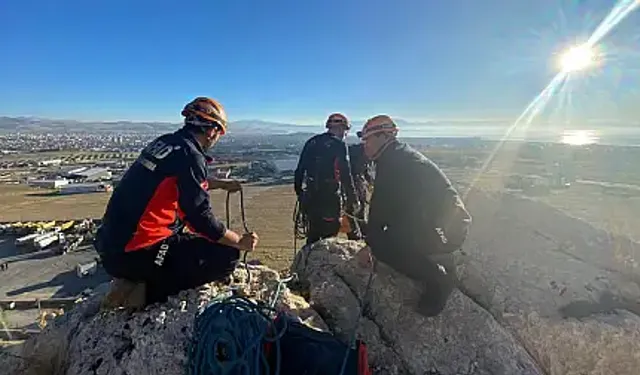 Van'da Kayalıklarda Mahsur Kalan Kişi Kurtrıldı
