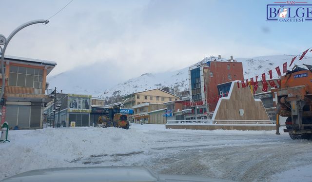 Van Başkale’de Yoğun Kar: Araçlar Kara Gömüldü, 4 Yerleşim Yolu Kapandı