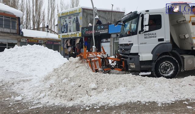 Van Başkale’de Yoğun Kar Hayatı Felç Etti
