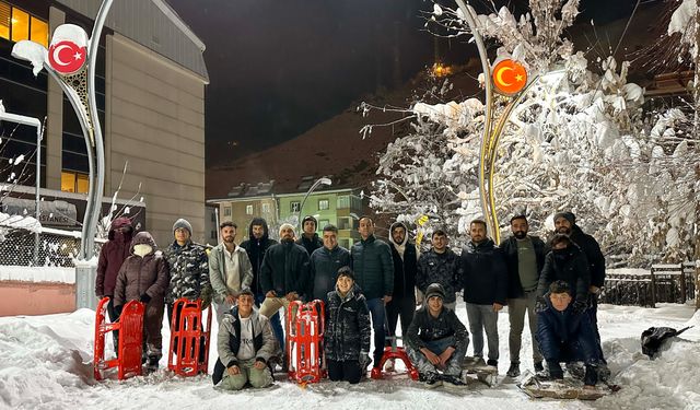 Van'da Kar Tatilini Fırsata Çeviren Öğrenciler Gece Boyu Kızak Kaydı