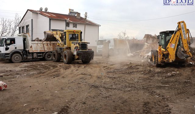 Van’da Seyrantepe Mahallesi’nde Risk Oluşturan Yapılar Yıkıldı