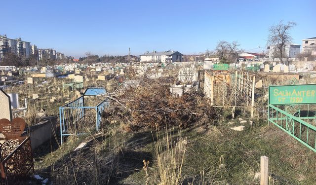 Van'da Şüpheli Şekilde Yaşamını Yitiren Çocuk Son Yolculuğa Uğurlandı