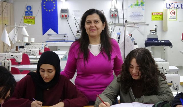 Mezun Olduğu Lisede 30 Yıldır Öğretmenlik Yapıyor