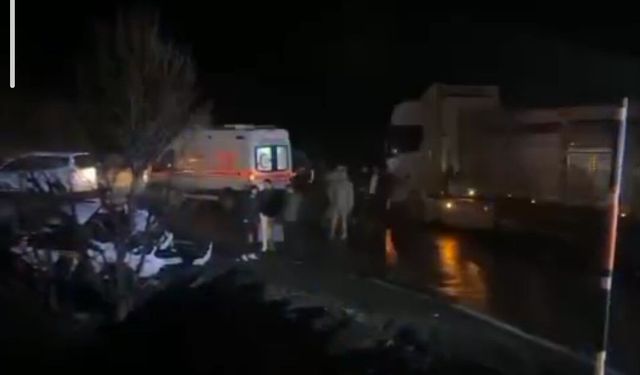 Hakkâri’de Tır İle Otomobil Çarpıştı: 2 Yaralı