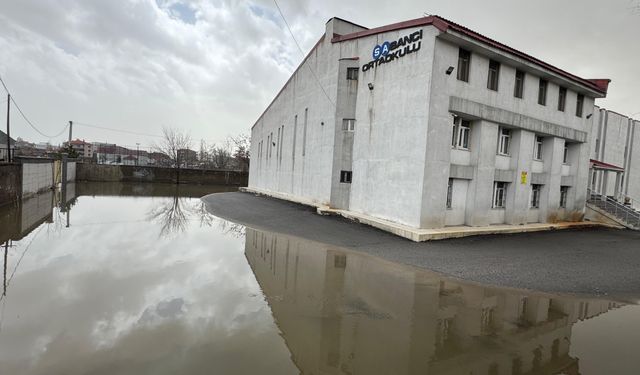 Sel Riski Büyüyor: Evler ve okullar su altında kaldı