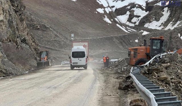 SON DAKİKA | Van-Yüksekova Karayolu Heyelanla Kapandı! Ulaşım Durdu