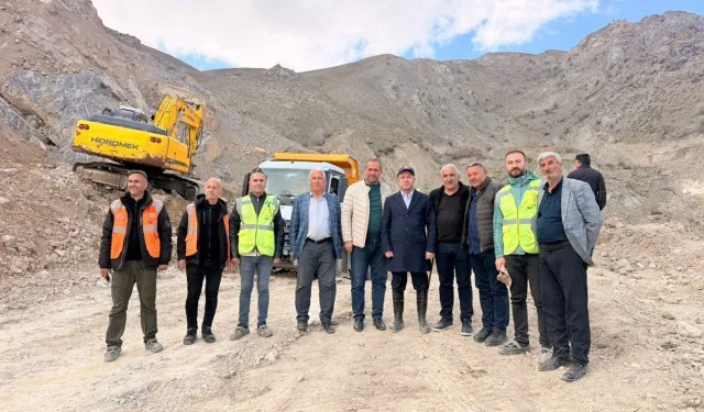 Hakkari'de heyelan bölgesinden son durum: Yol yarın açılıyor