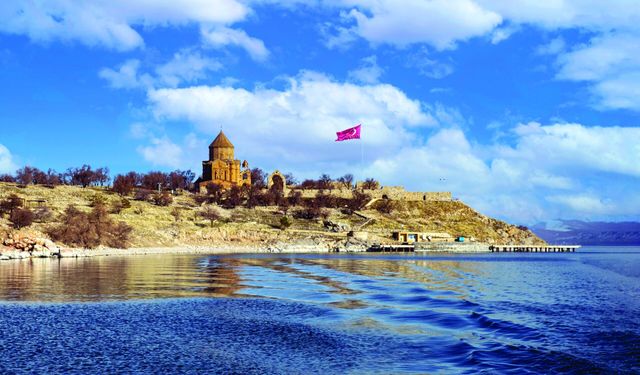 Yerli Turistlerden Akdamar Kilisesi İçin Çağrı: “Tarihi Yapıya Daha Fazla Özen Gösterilmeli”