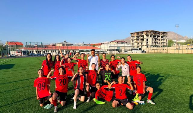 Van Büyükşehir Belediyespor Kadın Futbol Takımı play-off'a yükseldi