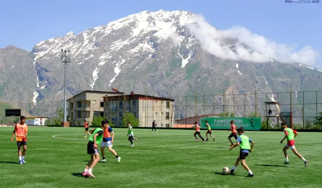 Amedspor’un ‘gelecekteki yıldızları’ Hakkari’de sahaya çıktı