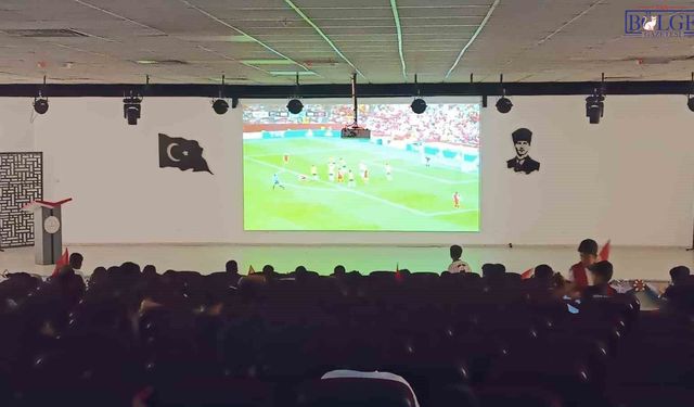 Van’da Milli Maç Heyecanı Dev Ekranda Yaşandı