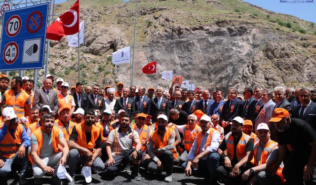 Van Yüksekova Karayolu’nda Bakan Uraloğlu Tünel Açılışına Katıldı