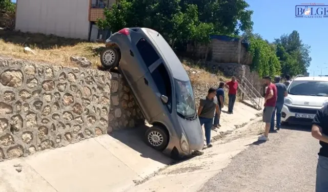 Park Halindeki Otomobil İstinat Duvarından Düştü: 2 Yaralı