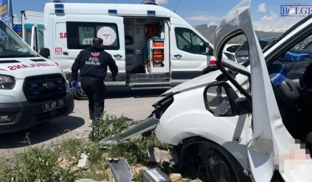 SON DAKİKA - Van’da İki Otomobil çarpıştı: 4 ölü, 2 yaralı