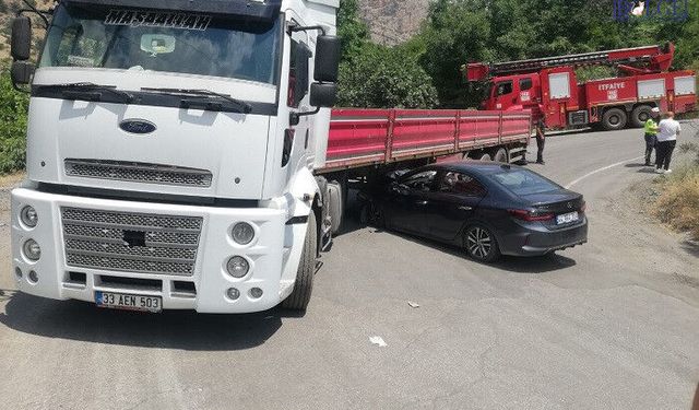 Hakkari'de Otomobil TIR'ın altına girdi, 4 yaralı