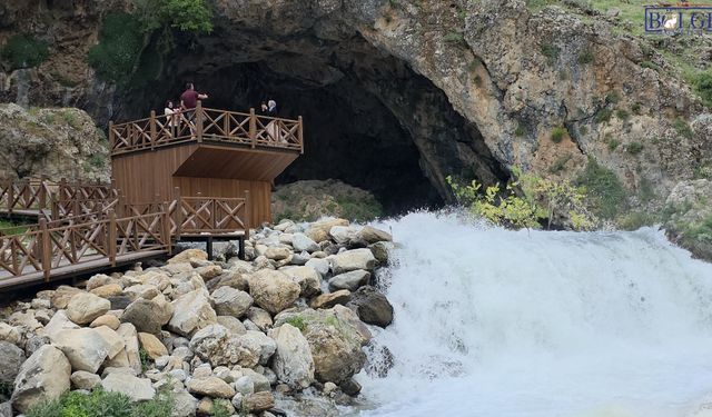 Van'da doğa harikası: mağaradan çıkan su ziyaretçi akınına uğruyor