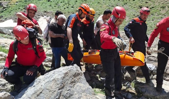 Kayalıklarda Mahsur Kaldı, Askeri Helikopterle Kurtarıldı