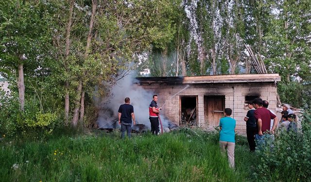 Van'da Korkutan Yangın: Odunluk Alevlere Teslim Oldu
