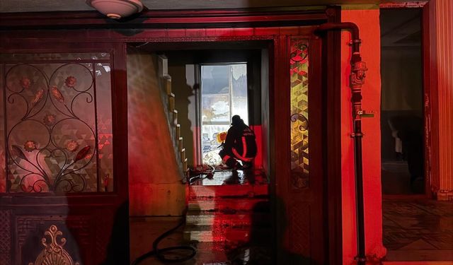 Van'da Korku Dolu Anlar! Alevler Evi Sardı, Geriye Kullanılamaz Bir Yapı Kaldı