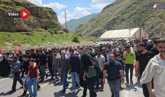 Bahçesaray’da Yol İsyanı: Yüzlerce Kişi Van’a Doğru Yürüyor