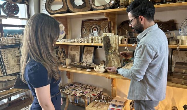 Van’ın Tarihi Çarşısında Ceviz Ağaçları Sanat Eserine Dönüşüyor