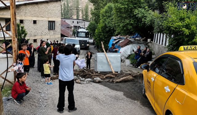 Hakkari Kayyumuna Tepki: Mahalleli Barikat Kurup Yolu Kapattı