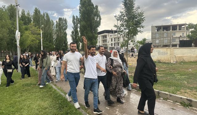 Van'da Özgürlük Mitingi Başladı: Yurttaşlar Alana Gelmeye Başladı