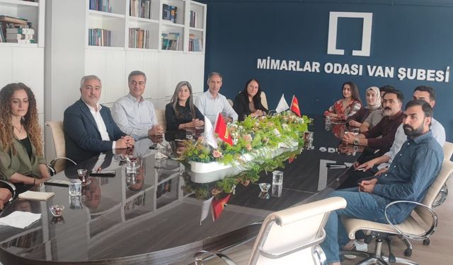 DEM Parti Heyeti Van’da Meslek Odalarıyla Bir Araya Geldi