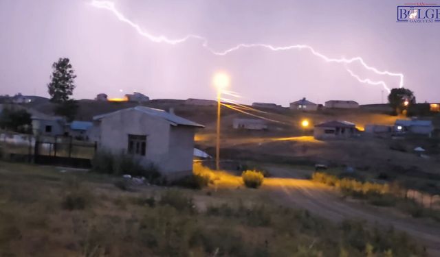 Van'da Peş Peşe Çakan Şimşekler Geceyi Gündüze Çevirdi