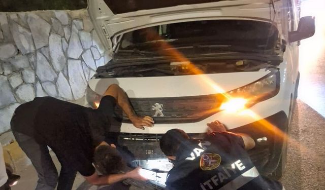 Van'da Yürek Isıtan Kurtarma! Kamyonetin Altında Kalan Köpek Son Anda Kurtarıldı