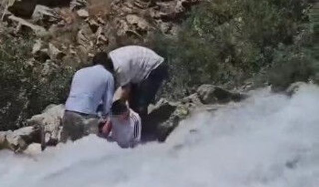 Kanispi Şelalesi'nde Akıntıya Kapılan Çocuğu Vatandaşlar Kurtardı