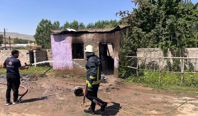 Van’da korkutan yangın! Alevler odunluğu sardı, facia son anda önlendi
