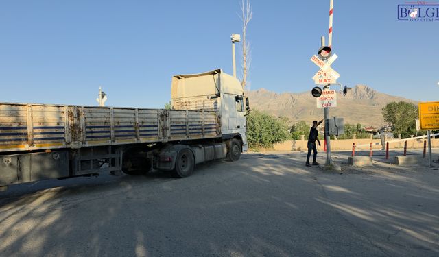 Van'da Alarm Veren Hemzemin Geçit: Bariyer Arızası Trafiği Kilitledi