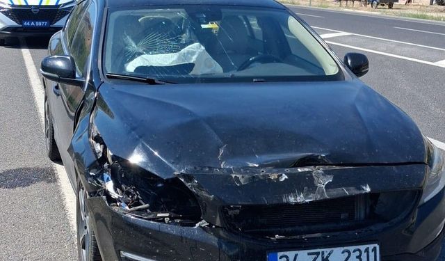 Otomobil Tıra çarptı, Baba ile Oğlu Yaralandı