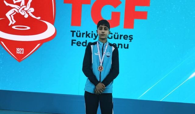 Eleşkirt'ten Türkiye'ye şampiyon çıktı! Berat Çelik altın madalyayla zirveye çıktı