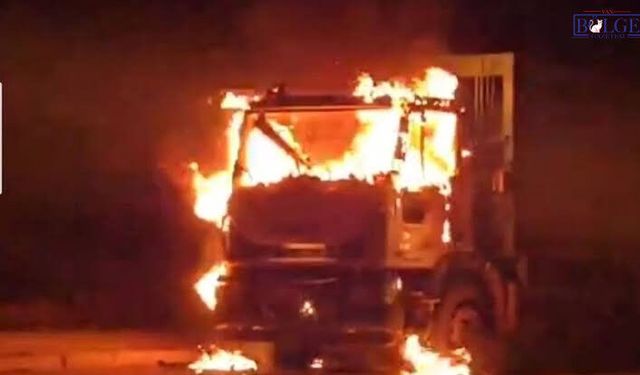 Seyir Halindeki Çöp Kamyonu Alev Tehlikesi Atlattı