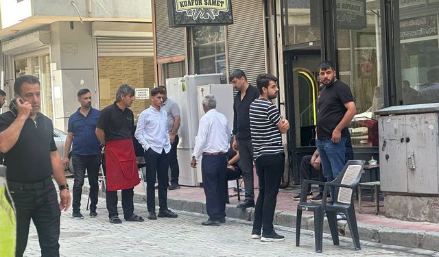 Van’da aracı kadının üzerine süren sürücüye esnaftan dayak