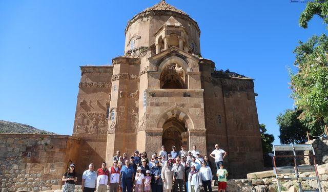 Van büyükşehir belediyesi gazi ailelerine tarih ve kültür gezisi düzenledi