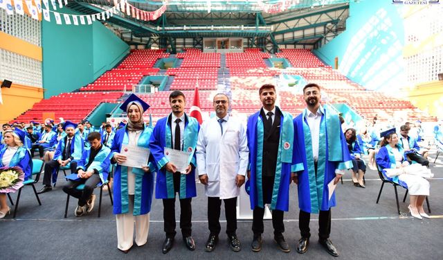Van'da Duygu Dolu Mezuniyet! Genç Hekimler Diplomalarına Kavuştu